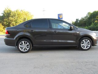 2016 Volkswagen Polo V Рестайлинг, коричневый, 900000 рублей, вид 2