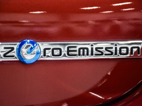 2012 Nissan Leaf (EM57) I (ZE0/AZE0), красный, 729000 рублей - вид 5