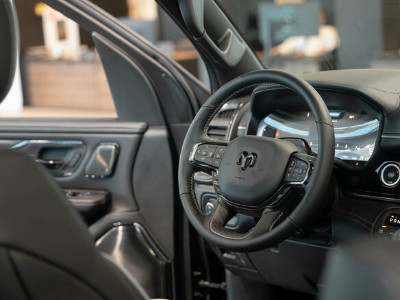 2026 Ram 1500 Crew Cab eTorque V Рестайлинг, чёрный, 13700000 рублей - вид 11
