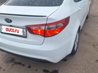 2013 Kia Rio 4-speed III, белый, 850000 рублей, вид 5