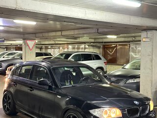 2006 BMW 1 серии 130i I (E81/E82/E87/E88), чёрный, 1600000 рублей, вид 1