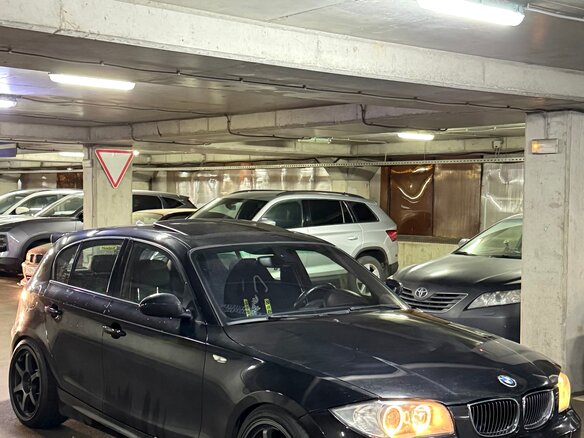 2006 BMW 1 серии 130i I (E81/E82/E87/E88), чёрный, 1600000 рублей - вид 1