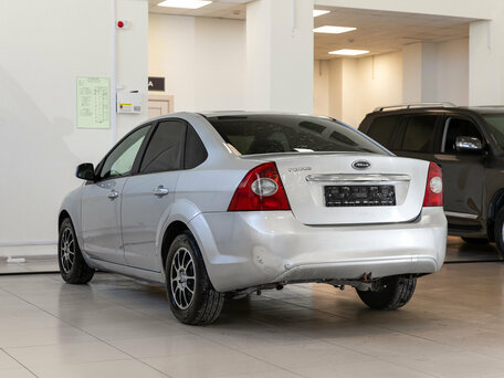 2008 Ford Focus II Рестайлинг, серебристый, 500000 рублей, вид 4