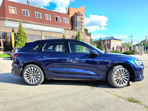 2021 Audi e-tron 55 I, синий, 7800000 рублей - вид 7