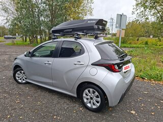 2021 Toyota Yaris IV, серебристый, 1100000 рублей, вид 4