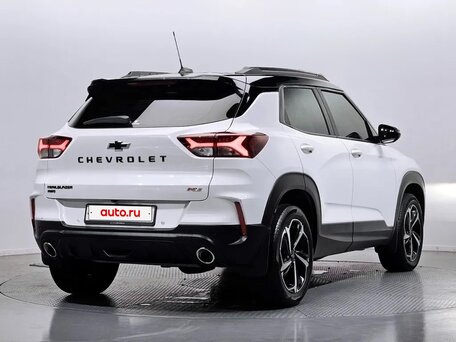 2022 Chevrolet TrailBlazer III, белый, 2390000 рублей, вид 2