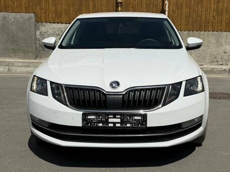 2019 Skoda Octavia III (A7) Рестайлинг, белый, 1400000 рублей, вид 2