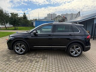 2021 Volkswagen Tiguan II Рестайлинг, чёрный, 4500000 рублей, вид 2