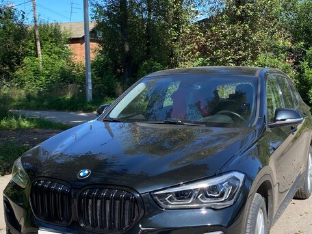 2020 BMW X1 18i sDrive II (F48) Рестайлинг, чёрный, вид 2