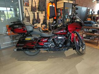2022 Harley-Davidson CVO Road Glide Limited, пурпурный, 2490000 рублей, вид 1