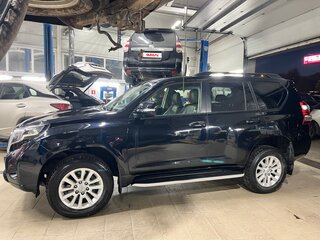 2017 Toyota Land Cruiser Prado 150 Series Рестайлинг 1, чёрный, 3100000 рублей, вид 3