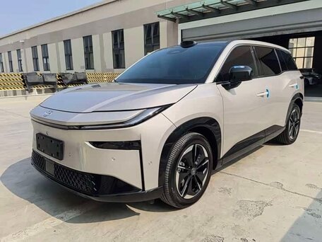 2026 Toyota bZ3X 58.3 kWh, золотистый, 2840000 рублей, вид 1