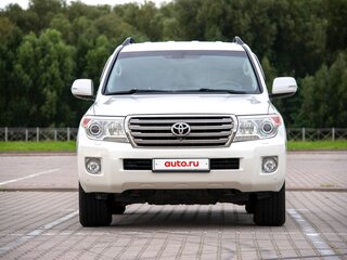 2013 Toyota Land Cruiser 200 Series Рестайлинг 1, белый, 3850000 рублей, вид 3