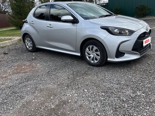 2020 Toyota Yaris IV, серебристый, 1059000 рублей, вид 2