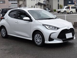 2022 Toyota Yaris IV, белый, 1116000 рублей, вид 4