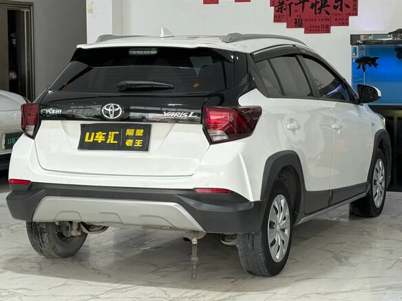 2022 Toyota Yaris IV, белый - вид 3