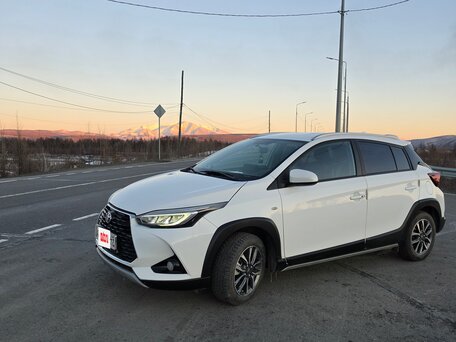 2022 Toyota Yaris L XP150 Рестайлинг, белый, 2600000 рублей, вид 1