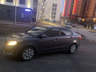 2013 Kia Rio 4-speed III, серый, 700000 рублей, вид 4