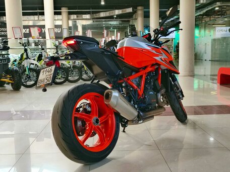 2022 KTM 1290 Super Duke R, оранжевый, 2000000 рублей, вид 4