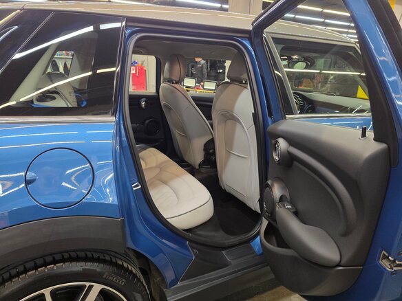 2022 Mini Hatch Cooper III (F55/F56) Рестайлинг 2, синий, 3000000 рублей - вид 17