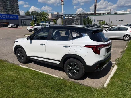 2026 Kia Seltos I Рестайлинг, белый, 2040000 рублей, вид 3