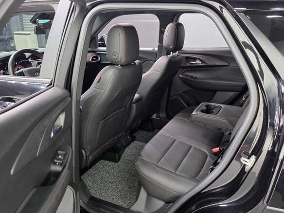 2023 Chevrolet TrailBlazer III, чёрный, 1990000 рублей - вид 15
