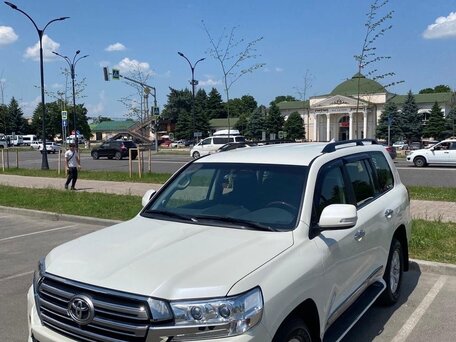 2015 Toyota Land Cruiser 200 Series Рестайлинг 2, белый, 10500000 рублей, вид 1