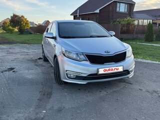 2015 Kia Rio III Рестайлинг, серебристый, 840000 рублей, вид 4