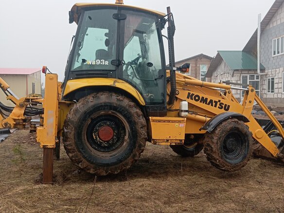 2005 Komatsu WB93R-5, жёлтый, 2990000 рублей - вид 3