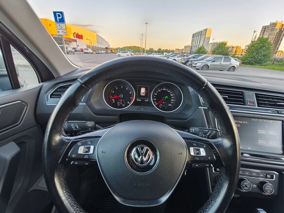 2017 Volkswagen Tiguan II, серебристый - вид 12
