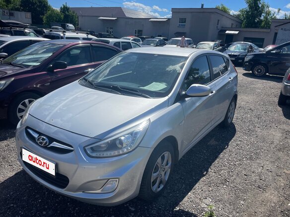 2013 Hyundai Solaris I, серебристый, 749000 рублей