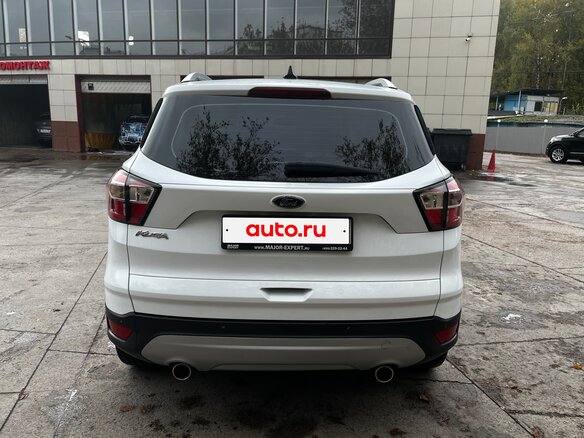 2017 Ford Kuga II Рестайлинг, белый, 1650000 рублей - вид 4