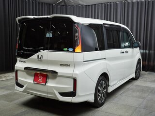2017 Honda Stepwgn Spada V, белый, 1749000 рублей, вид 4