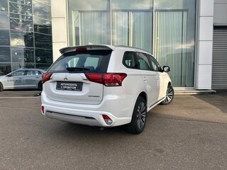 2022 Mitsubishi Outlander III Рестайлинг 3, белый, 2350000 рублей, вид 5