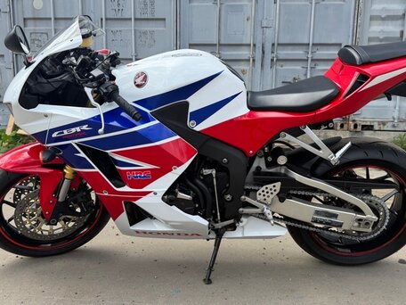 2017 Honda CBR 600RR, красный, 889000 рублей, вид 2