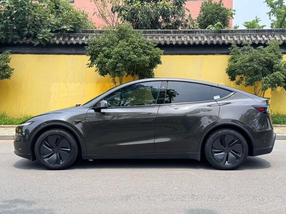 2026 Tesla Model Y Long Range I Рестайлинг, серый, 6354911 рублей - вид 3