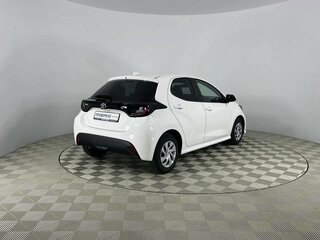 2021 Toyota Yaris IV, белый, 1290000 рублей, вид 5
