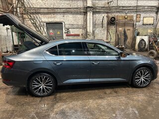 2019 Skoda Superb III Рестайлинг, серый, 3000000 рублей, вид 5