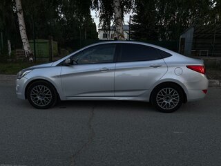 2016 Hyundai Solaris I Рестайлинг, серебристый, 890000 рублей, вид 3