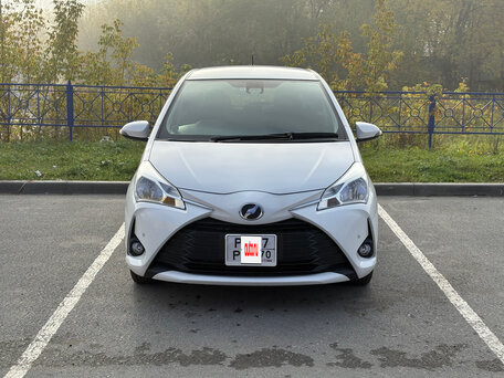 2017 Toyota Vitz III (XP130) Рестайлинг 2, белый, 880000 рублей, вид 2