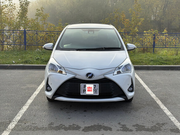 2017 Toyota Vitz III (XP130) Рестайлинг 2, белый, 880000 рублей - вид 1