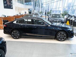 2025 BMW 5 серии Long 530Li xDrive VIII (G60/G61/G68), чёрный, 8550000 рублей, вид 4