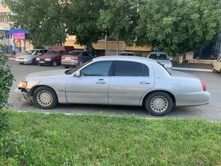 1999 Lincoln Town Car III, серебристый, 1500000 рублей, вид 2