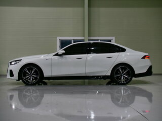 2024 BMW 5 серии 530i xDrive VIII (G60/G61/G68), белый, 7300000 рублей, вид 4