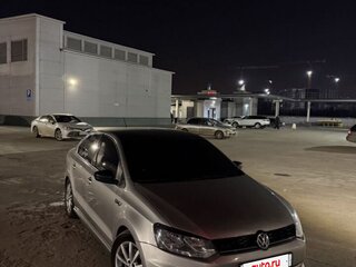 2016 Volkswagen Polo V Рестайлинг, серебристый, 900000 рублей, вид 1