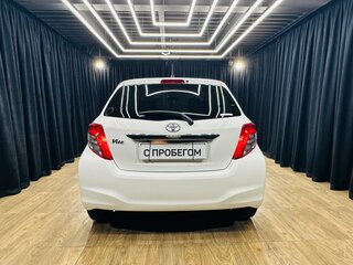 2013 Toyota Vitz III (XP130), белый, 759000 рублей, вид 5