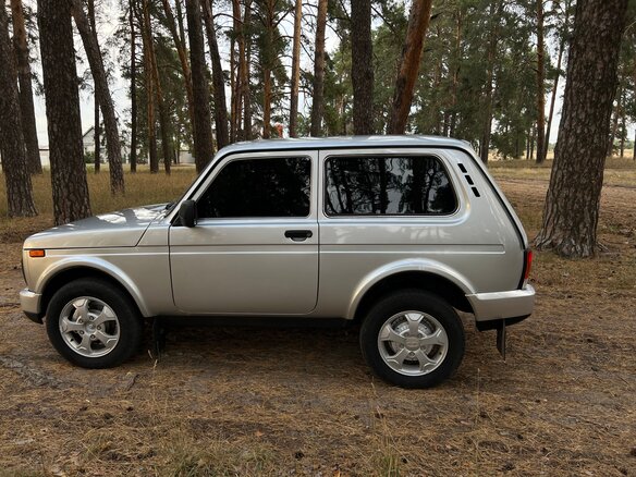 2018 Lada (ВАЗ) 2121 (4x4) Urban I Рестайлинг, серебристый, 685000 рублей - вид 4