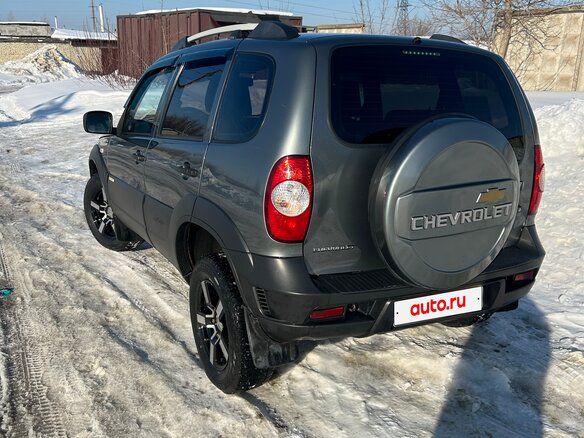2017 Chevrolet Niva I Рестайлинг, серый, 730000 рублей - вид 3