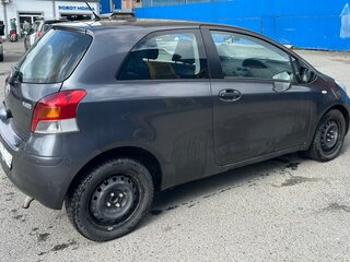 2009 Toyota Yaris II Рестайлинг, серый, 390000 рублей, вид 5