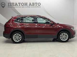 2017 Volkswagen Tiguan II, красный, 2049000 рублей, вид 4